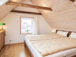 En eller flere senge i et værelse på Holiday home Læsø XLI