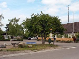 un parque con un banco, un árbol y una calle en 2 person holiday home in Nyk bing Sj en Klint