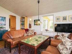 ein Wohnzimmer mit einem Sofa und einem Couchtisch in der Unterkunft Holiday home Brenderup Fyn IX in Bro