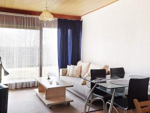 sala de estar con sofá y mesa en 2 person holiday home in Nyk bing Sj en Klint