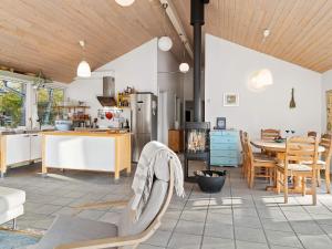 kuchnia i jadalnia ze stołem i krzesłami w obiekcie 8 person holiday home in Hadsund w mieście Hadsund