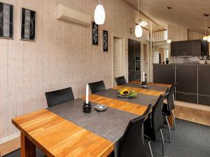 Fjerritslevにある8 person holiday home in Fjerritslevのダイニングルーム(テーブル、椅子付)、キッチン