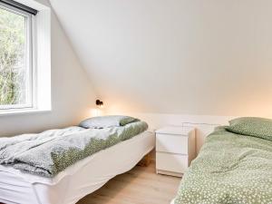 1 dormitorio blanco con 2 camas y ventana en Holiday home Hurup Thy XIII, en Sønder Ydby