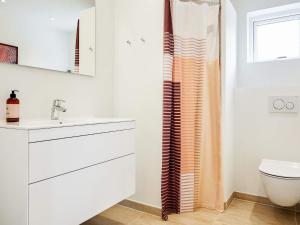 baño con lavabo y cortina de ducha en Holiday home Hurup Thy XIII, en Sønder Ydby