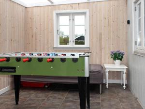 una mesa de futbolín en una habitación con ventana en Holiday home Esbjerg V XVII en Esbjerg