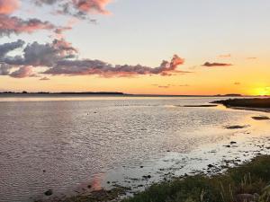 un coucher de soleil sur une étendue d'eau dans l'établissement 5 person holiday home in Vordingborg, à Vordingborg