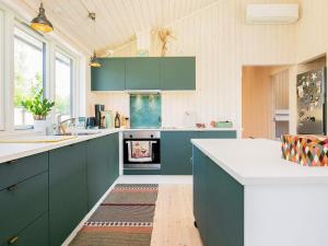 Nhà bếp/bếp nhỏ tại 6 person holiday home in Hals