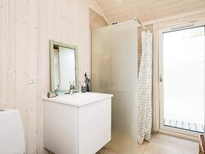 Et badeværelse på 6 person holiday home in Hals