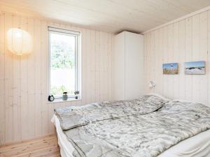 En eller flere senge i et værelse på 6 person holiday home in Hals