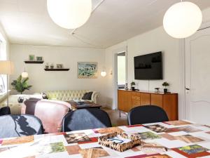 sala de estar con mesa y sillas en 6 person holiday home in S by r, en Søby