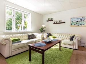 sala de estar con sofá y mesa en 6 person holiday home in S by r, en Søby
