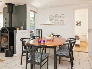 Glesborgにある8 person holiday home in Glesborgのキッチン、ダイニングルーム(木製のテーブルと椅子付)