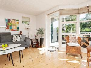 Posezení v ubytování 8 person holiday home in Glesborg