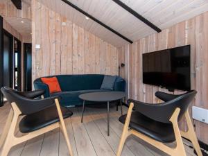 een woonkamer met een bank en een tafel en stoelen bij Holiday home Ringkøbing LXI in Ringkøbing