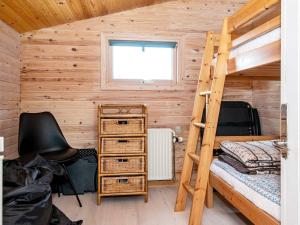 een slaapkamer met een stapelbed en een bureau bij Holiday home Ringkøbing LXI in Ringkøbing