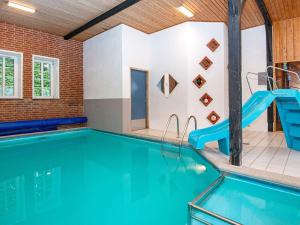 uma piscina com escorrega numa casa em Holiday home Skjern XVII em Skjern