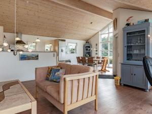 Kuchyň nebo kuchyňský kout v ubytování Three-Bedroom Holiday home in Vrådal
