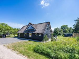 una casa nera con tetto di gamberetti di Holiday home Blåvand CCCI a Blåvand