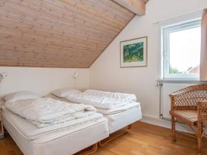 Duas camas num quarto com tecto em madeira em Apartment Rømø XXIX em Sønderby