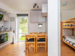 uma cozinha e sala de jantar com mesa e cadeiras em Apartment Rømø XXIX em Sønderby
