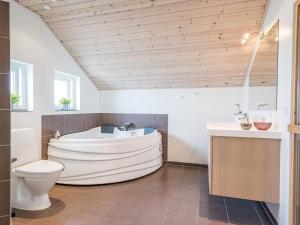 Koupelna v ubytování Holiday home Tarm LIX + 26 fotografií