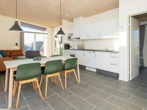 eine Küche und ein Esszimmer mit einem Tisch und Stühlen in der Unterkunft 6 person holiday home in Ringk bing in Ringkøbing