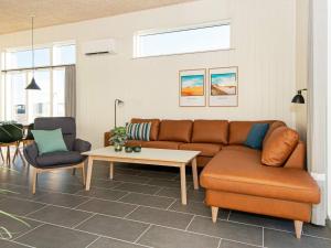 ein Wohnzimmer mit einem Sofa und einem Tisch in der Unterkunft 6 person holiday home in Ringk bing in Ringkøbing