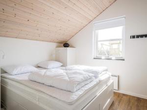 Postel nebo postele na pokoji v ubytování Holiday home Tarm LIX