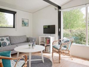 un soggiorno con divano e tavolo di 6 person holiday home in Allinge ad Allinge