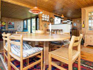 eine Küche und ein Esszimmer mit einem Tisch und Stühlen in der Unterkunft 6 person holiday home in Ulfborg in Ulfborg