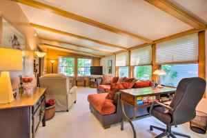Una sala de estar con un sofá y un escritorio. en Elegant Home with Deck, 5 Blocks to Mayo Clinic, en Rochester