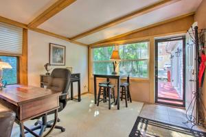 una oficina con escritorio, sillas y ventanas en Elegant Home with Deck, 5 Blocks to Mayo Clinic, en Rochester
