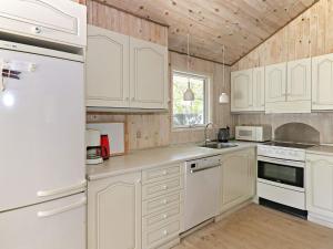 A kitchen or kitchenette at Holiday home Hadsund II