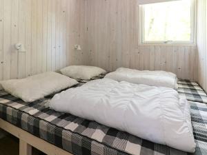 - un lit dans une chambre avec 2 oreillers dans l'établissement Holiday home Hadsund II, à Hadsund