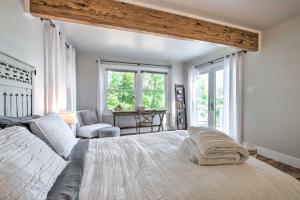 1 dormitorio con 1 cama grande y escritorio en Tranquil Port Republic Home with Water Views! en Prince Frederick