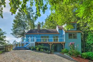 una casa azul con porche en Tranquil Port Republic Home with Water Views! en Prince Frederick
