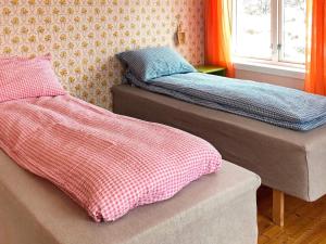 - deux lits assis l'un à côté de l'autre dans une pièce dans l'établissement Holiday home STONGLANDSEIDET II, à Stonglandseidet