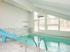 Bazén v ubytování 8 person holiday home in L s nebo v jeho okolí