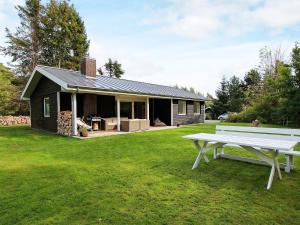 una casa con una mesa de picnic delante de ella en 6 person holiday home in Gr sted, en Græsted