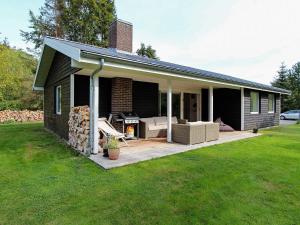 una casa con terraza con parrilla en 6 person holiday home in Gr sted, en Græsted