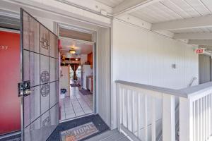 un pasillo de una casa con una puerta que conduce a una cocina en Kihei Bay Surf 236 en Kihei