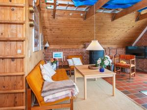 un soggiorno con divano e tavolo di 6 person holiday home in Ringk bing a Ringkøbing