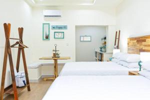 1 Schlafzimmer mit 2 Betten und einem Tisch in der Unterkunft Recently Renovated Apartment The Heart Of Flores in Flores