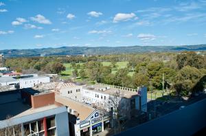 - une vue depuis le toit d'un bâtiment dans l'établissement VUEonKW, à Adélaïde