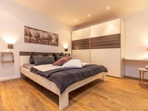 a bedroom with a large bed in a room at Studio 7 in Niedernsill