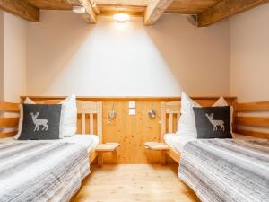 Łóżko lub łóżka w pokoju w obiekcie Green Garden Lodge B3