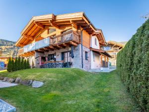 dom z balkonem na dziedzińcu w obiekcie Green Garden Lodge B3 w mieście Piesendorf