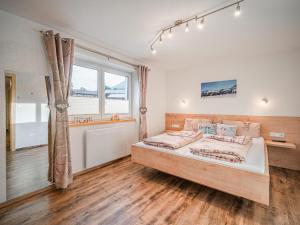 Un dormitorio con una cama grande y una ventana en Apartment Daisy, en Stuhlfelden