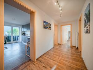 an empty hallway with a kitchen and a dining room at Apartment Daisy in Stuhlfelden