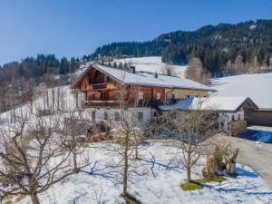 an aerial view of a log home in the snow at Haus Rabl Hansi in Itter